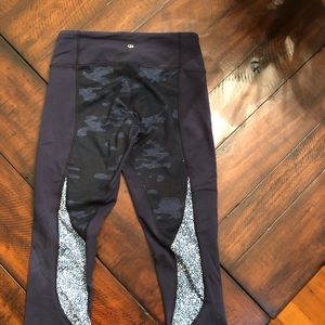 Lululemon size 4 blue capri pants